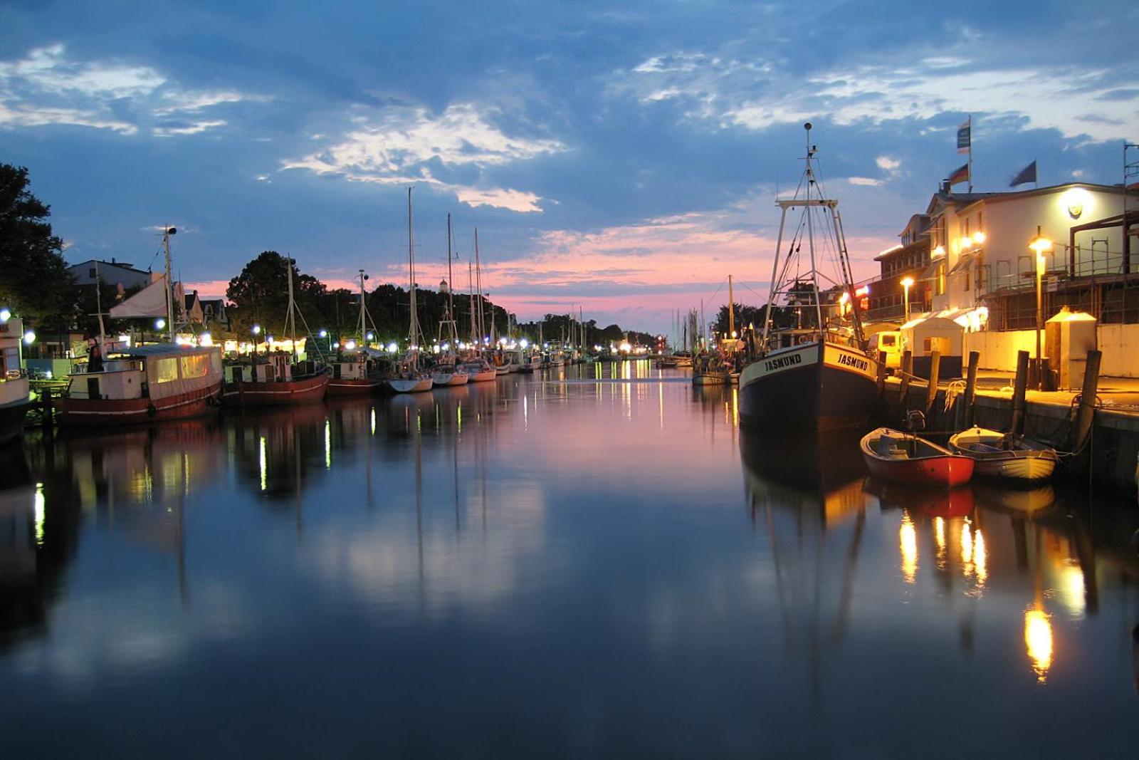 Ferienhaus Am Yachthafen, Moewe Apartman Rostock Kültér fotó